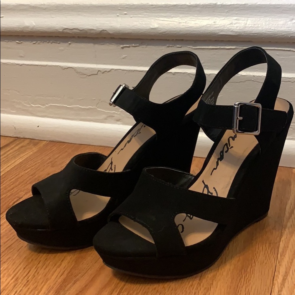 Black wedges